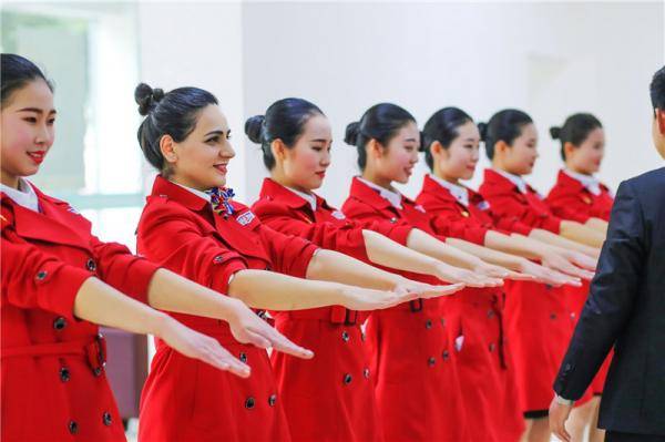 航空专修学院外国美女与数十名00后空姐女生高清照片