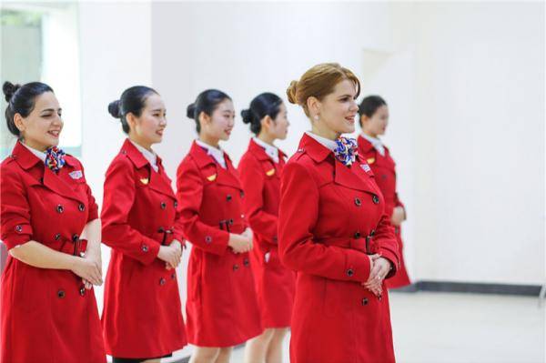 航空专修学院外国美女与数十名00后空姐女生高清照片