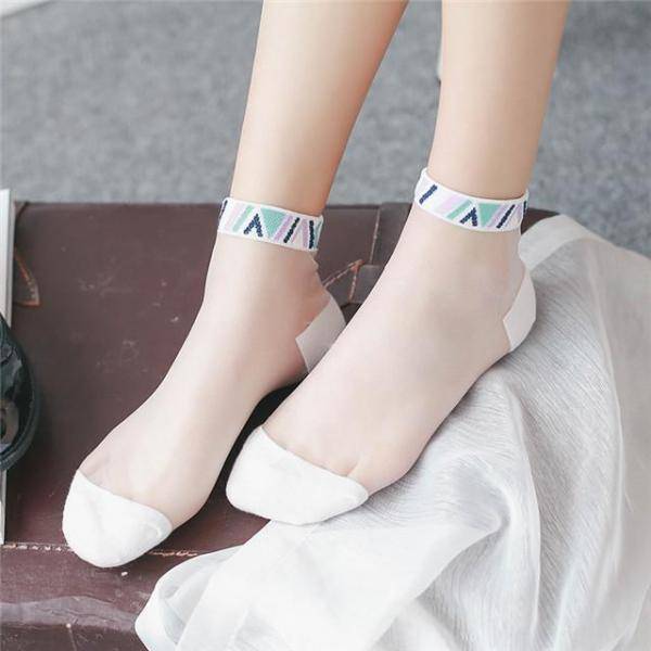 今年最流行穿玻璃袜跟丝袜区别,时尚隐形透明丝袜推荐
